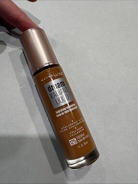 Maybelline Dream Radiant Liquid Hydrating Foundation hyaluronic acid 125 coconut